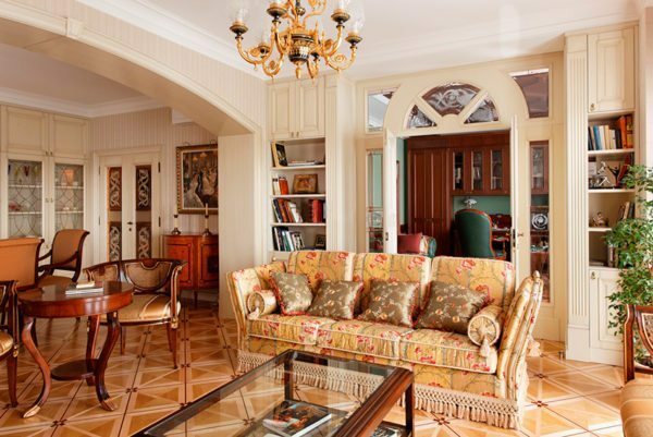 Cahaya pelapis sofa di interior klasik menggabungkan sempurna dengan kayu alami.