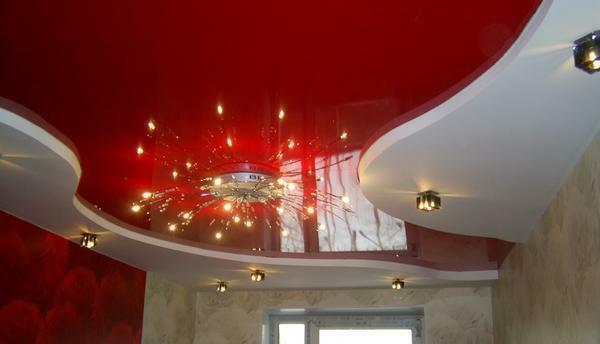 Den spektakulære kombination af stil og farve af loftet giver rummet komfort og hygge