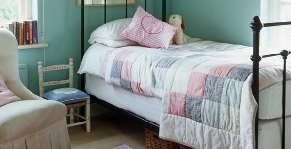 Patchwork ágytakaró: a patchwork stílusú, fotó, baby ágyon, a takaró a kezét az a farmer, Tango tűk, horgolt műhely