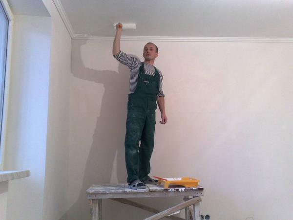 Before pasting the ceiling with tiles, you need to remove the old whitewash or paint