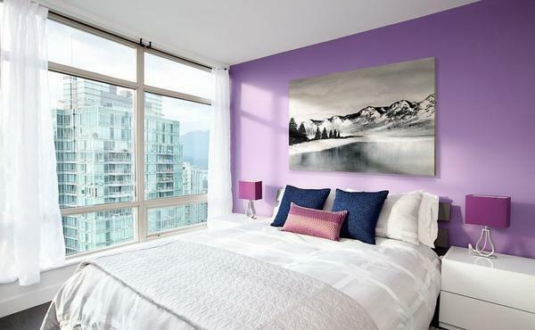 Miegamojo baldai turi būti parinkti neutralius atspalvius, su viena siena gali būti papuoštas ryškiai tapetai ir dekoro