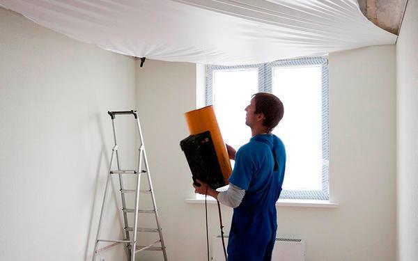 The technological process of disassembling the stretch ceiling is carried out in a room having an air temperature of about 40-50 degrees