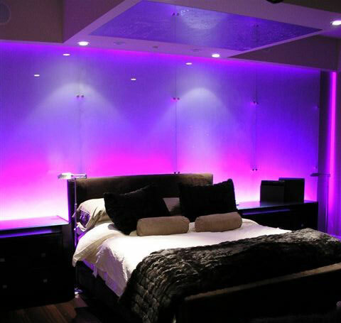 Schlafzimmer in dunklen Farben mit ungewöhnlichen Hintergrundbeleuchtung