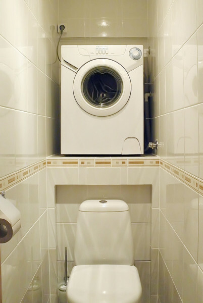 Šis įgyvendinimo variantas leidžia įdėti skalbimo mašiną glaudžiai tualeto