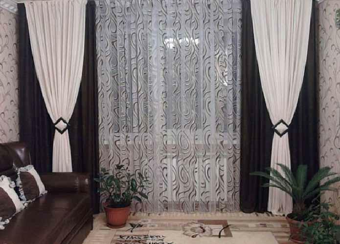 The design of the hall must be taken with all seriousness, because the curtains set the tone for the whole interior