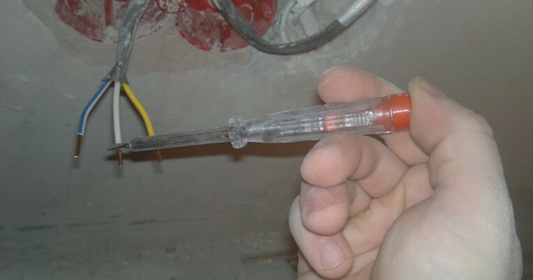 Check-wire screwdriver probe