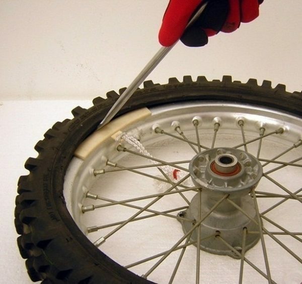 Odstranitev pnevmatike z diska z lastnimi rokami je izdelan s pomočjo ustrezne velikosti montazhek