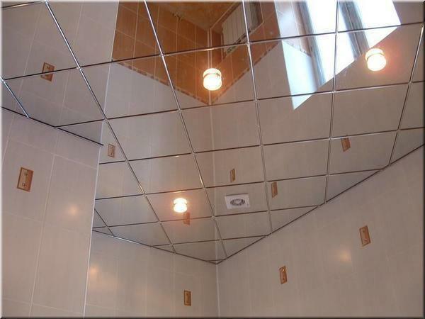 Mirror ceiling in the bathroom looks quite unusual