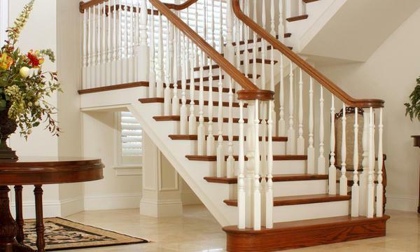 Die Treppe im Haus: Fotos ohne Leiter, wie Sie sich machen, Arten von guten, korrigieren die eigenen Hände in der Ecke der Wohnung
