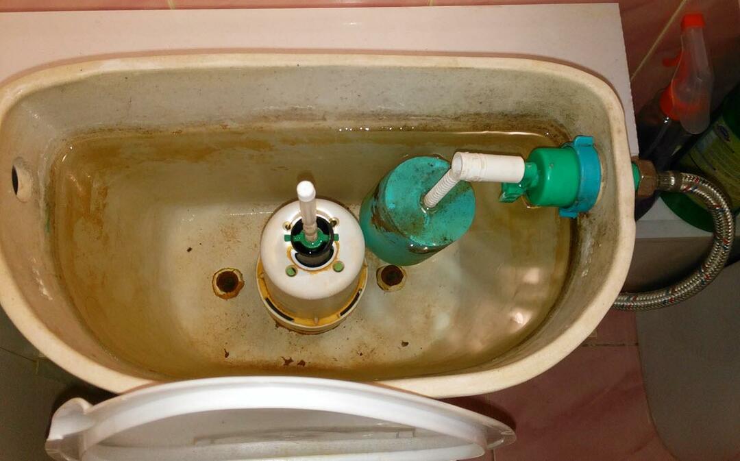 Os rendimentos tanque do toalete: junta entre o tanque, o que fazer, ele está vazando a partir da goma de fundo, fluindo dreno, como eliminar