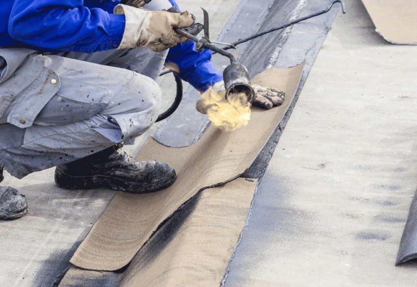O processo de montagem de um revestimento de betume em um telhado