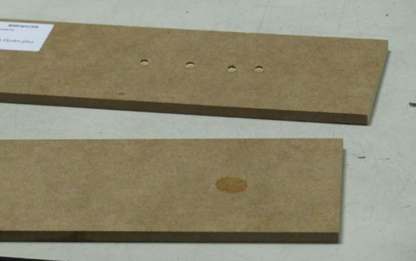 Vergleichen Platten imprägniert (oben) und ohne (unten). Im ersten Fall wird die Basis nicht nass wird, da die Feuchtigkeit auf der Oberfläche verbleibenden