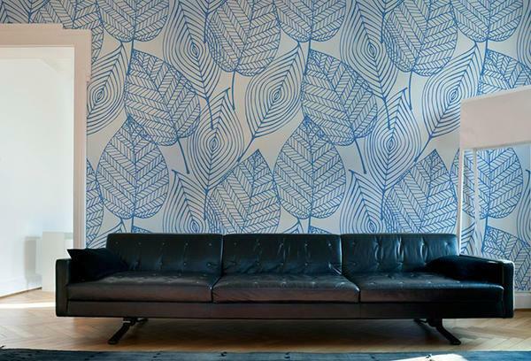 In a large room will look good wallpaper with a large pattern