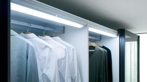 When arranging the dressing room, do not forget about the lighting, and be sure to install the fixtures
