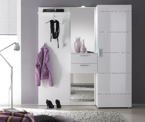 Modular furniture of white color with glossy facades perfectly fits in the interior composition of the hallway