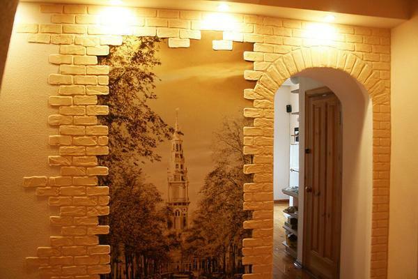 Ozadja in dekorativni omet bo končal stene na hodniku nenavadno in privlačno