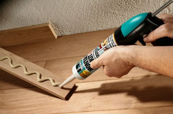 With the help of liquid nails can be their own hands quickly and accurately attach any decorative elements in the house
