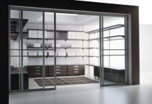 Contemporary-closet-med-mattan-och-glas-glidande dörrar