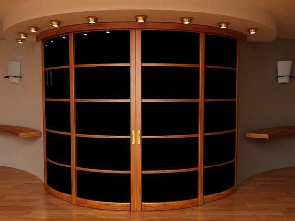 Ar izliektās durvis var iedalīt telpu zonās, kā arī vizuāli palielināt vai samazināt telpu