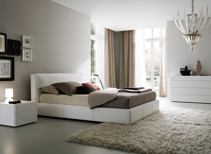 עיצוב חדר שינה עם קיר כחול מלבני בדירה בסגנון קלאסי