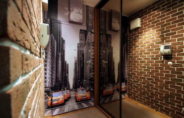 Konstgjord sten i entrén: väggdekoration, interiör bilder, användningen av tapeter i korridoren, design och inredning