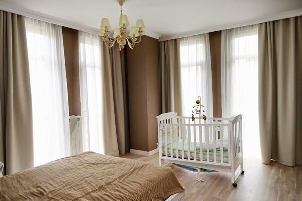 Among the advantages of satin curtains, it is worth noting excellent aesthetic qualities and a long service life