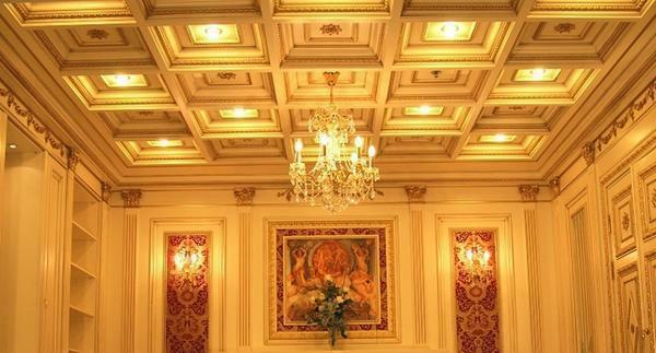 Fashion for coffered ceilings arose several centuries ago, now their function has changed. Now the wooden beams are designed more for visual decoration than for strengthening the construction of the house