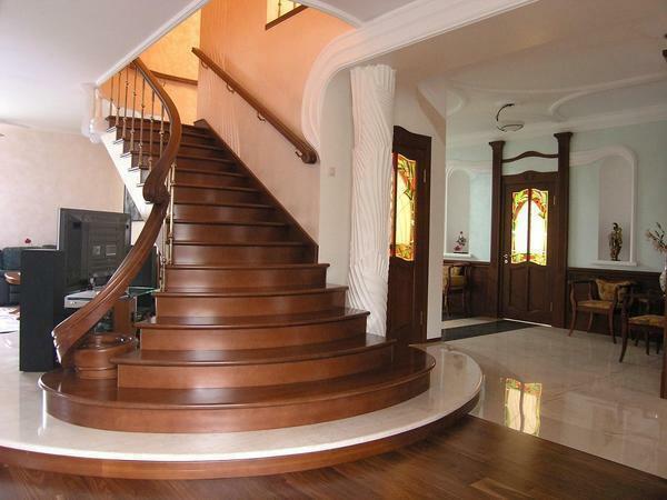 Stairs from natural wood look good in the classical interior