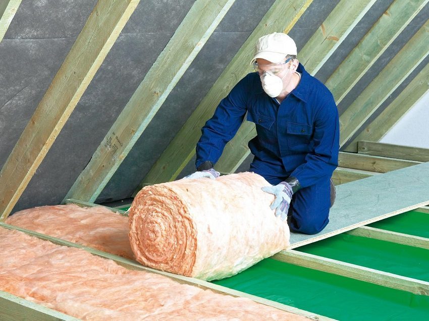 Työ katon eristys on suoritettava haalarit, suojalasit ja hengityssuojainta