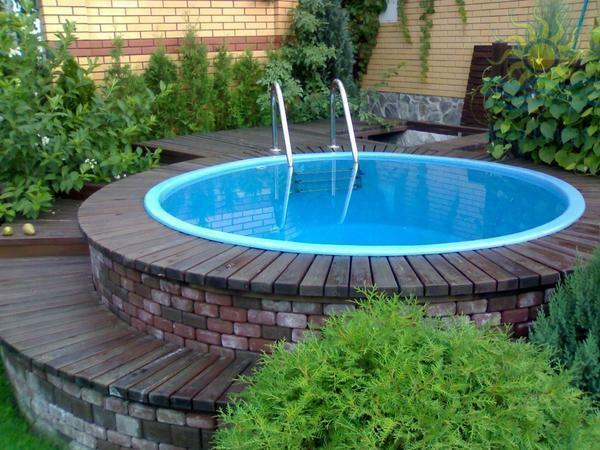 Bazén s rukami: cieľ vybudovať v krajine svojho betónu, stavba domu, v záhrade a dvore, v oblasti blokov