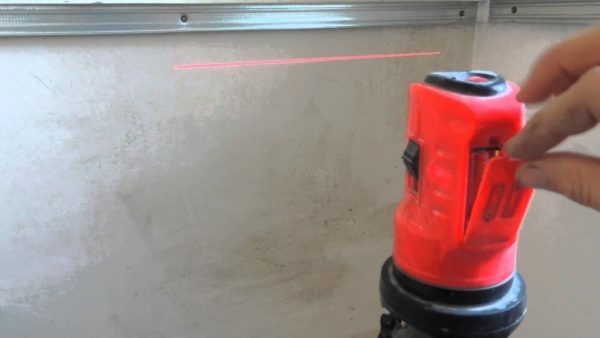 Med hjälp av en laser, kan du ställa in den perfekta ramarna och visa plan yta