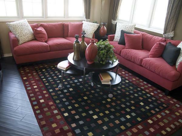 Koberec by mal byť vybraný na základe farby podlahy v prípade, že podlaha je ľahká, potom koberec by mal byť tmavý alebo vice versa