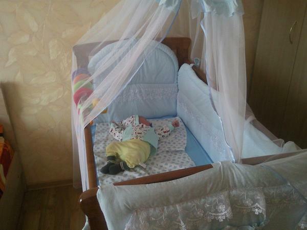 Tenda na krevetić: Beba fotografije, pričvršćivanje svoje ruke, kako šivati ​​i objesiti, haljina