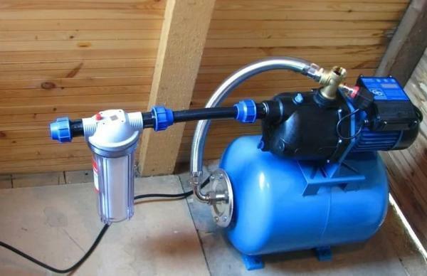 Princíp prevádzky čerpacej stanice: zariadenie s akumulátormi, vyhadzovač vodná nádrž záhradu a dom, skladovanie