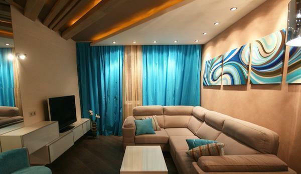 Además, se puede decorar la habitación de invitados y un sofá de la esquina pinturas modulares