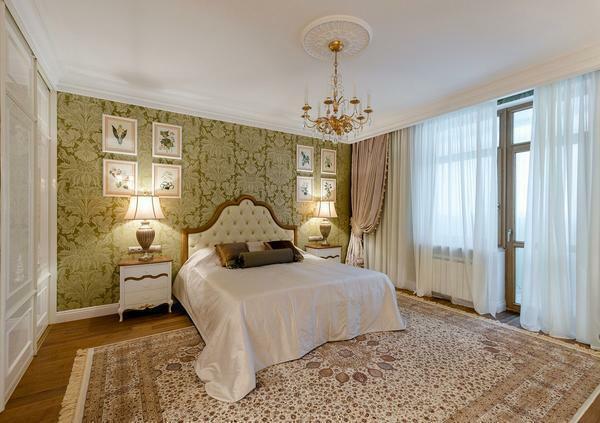 For a classic bedroom is not to choose a monotonous wallpaper, and bright with a pattern
