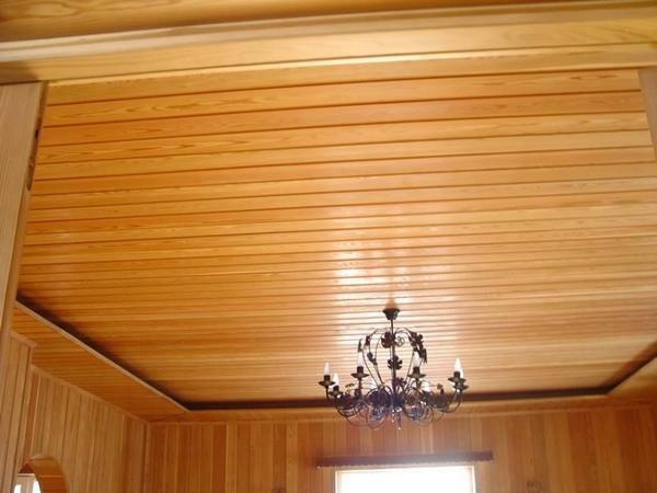 Une excellente option pour la décoration du plafond dans les banlieues est une doublure. En outre, il conserve très bien la chaleur