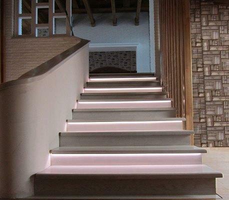 Štýlovo zdobia schodisko môže byť originálny osvetlenie