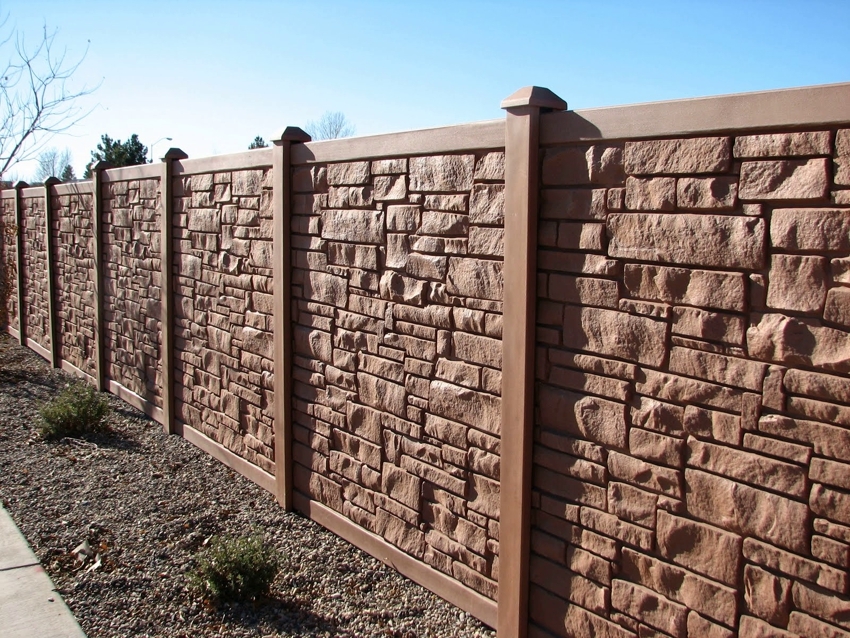 A kerítés textúrája utánozza a természetes követ