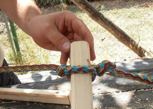 To make a rope ladder with your own hands, first of all you need to buy a strong rope and steps of wood or metal