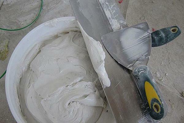 izravnavanje rad strop postupak „mokre” polazeći od površine čišćenjem stare prevlake i pripremu smjese