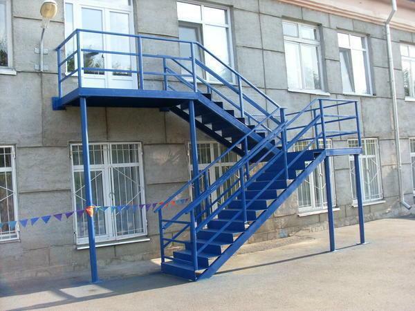 There are several types of fire stairs, which are divided by the size of the structures