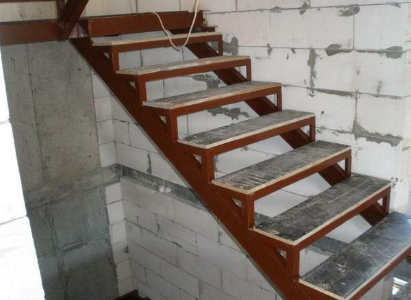 Než si kúpite skriňa, ktorá bude umiestnená pod schodmi, je potrebné vykonať merania, aby sa zmestili do