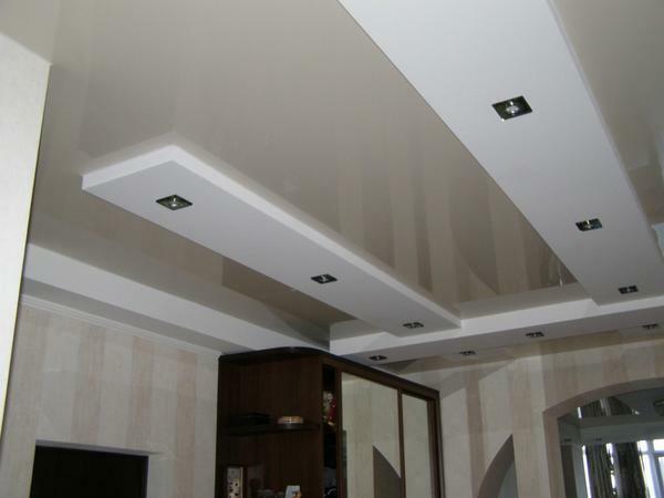 plafonds à plusieurs niveaux placoplâtre avantageux de regarder non seulement dans les grands espaces, mais dans le couloir
