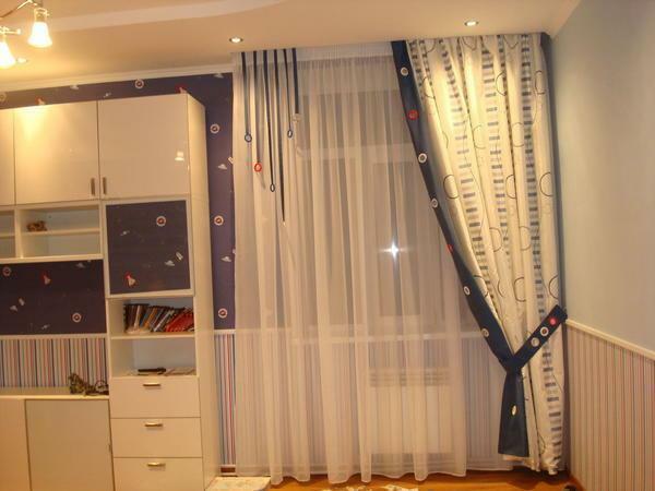 Curtains in the nursery for the boy can be decorated in neutral tones