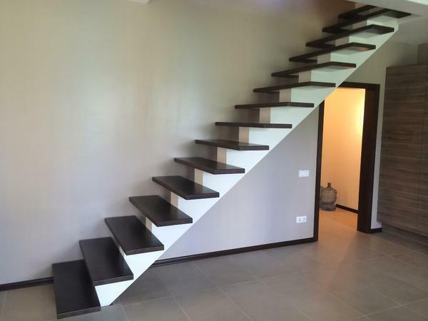 Osim toga, visina stuba utječu značajke i interijera sobi gdje su ljestve