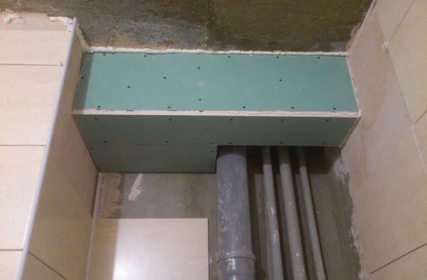 Pre prácu s vodovodné potrubie bude musieť sadrokartónové dosky, ktoré znesú vlhkosť a vlhkosť