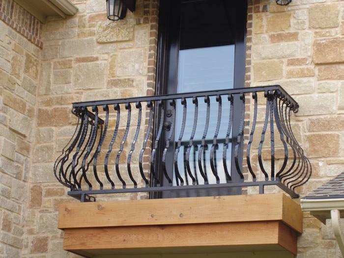 Kovanega balkonov: fotografija, ograje in kovanje v zasebnih domovih, balkon rešetke in umetniška dela
