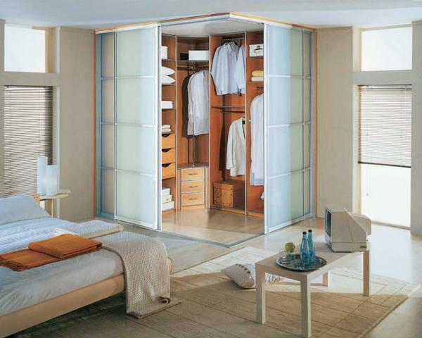 Găsiți un loc pentru un dressing spațios și confortabil poate fi în orice cameră din casa ta
