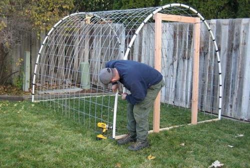 The reinforcement for greenhouses is well bent, easy to handle, harmoniously blends into any structure